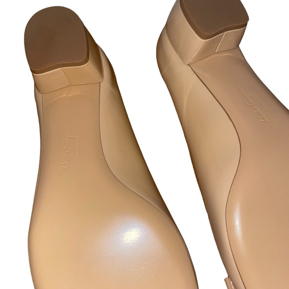 SALVATORE FERRAGAMO Vara Pump Low
Heel Bow Napak Nude Amaretti Size 9.5 C New - Picture 12 of 16
